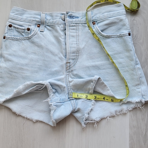 Fits like a 24 – Levi’s Wedgie Short in Awesome Street - Picture 12 of 14